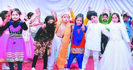 बच्चे मन के सच्चे... पर झूमा पंडाल