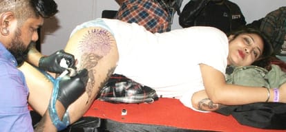 lots of people made tattoo on weekend at tattoo convention
