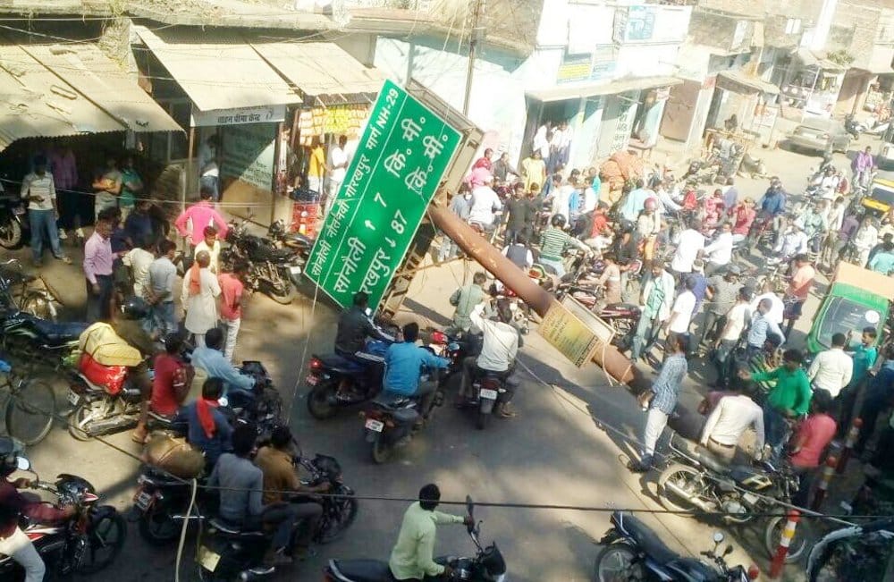 The road passes through the road pole