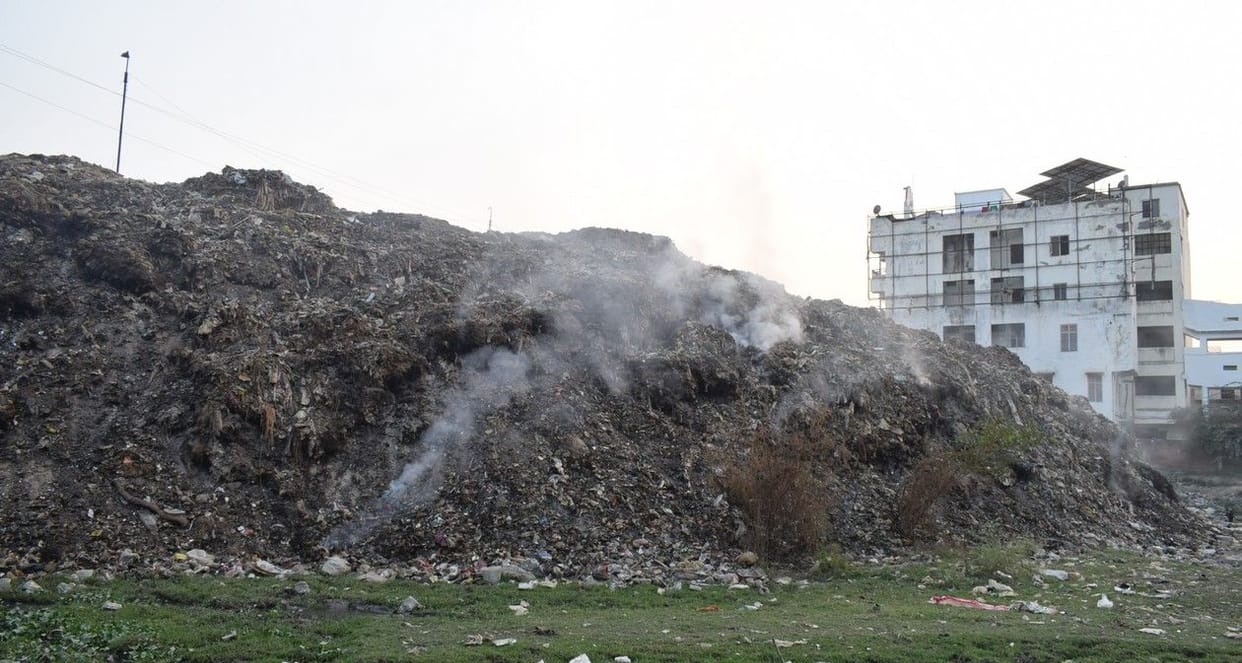 शहर में सड़क पर ही जला दिया जाता है कूड़ा