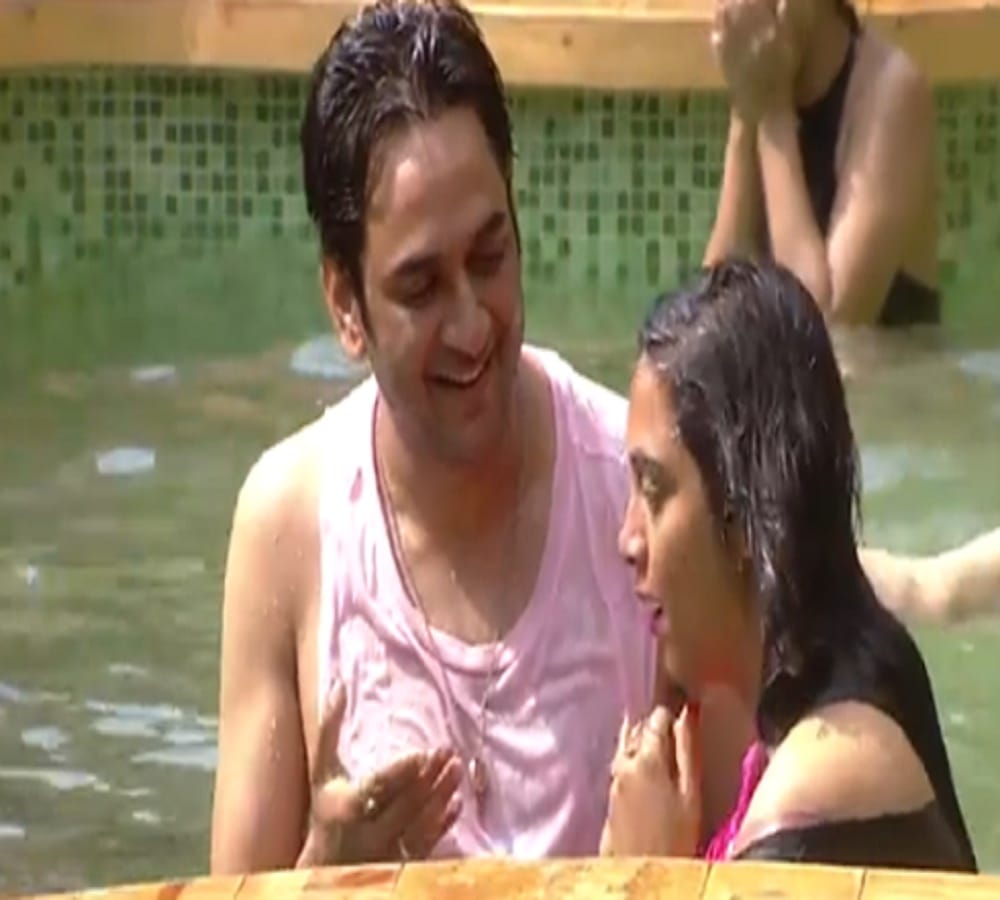 vikas gupta rescued arshi khan in the pool in bigg boss 11