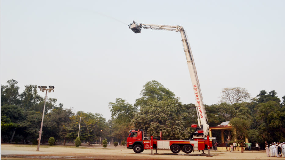 water sprinkling on roads and trees to stop pollution