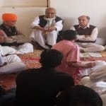 फिल्म के विरोध की रणनीति तैयार करते लोग
