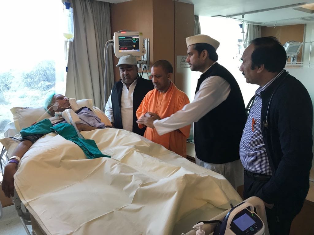 Cm yogi met and Tiwari in Delhi max hospital
