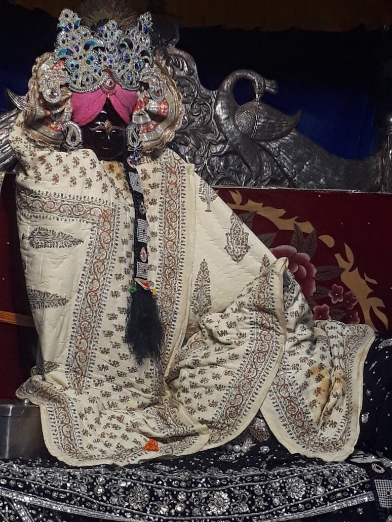 आराध्य को ठंड से बचाने के जतन, पहनाए ऊनी कपड़े