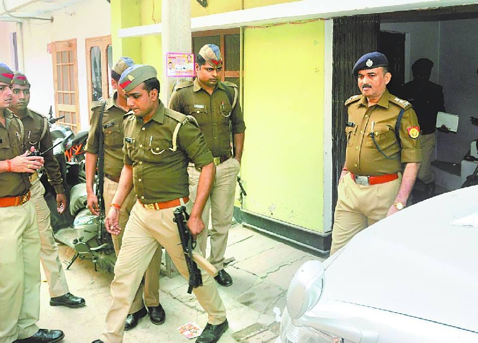Girlfriend's house shot dead youth