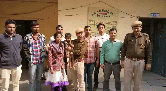 police arrested a girl in a case of kidnapping, her lover run away