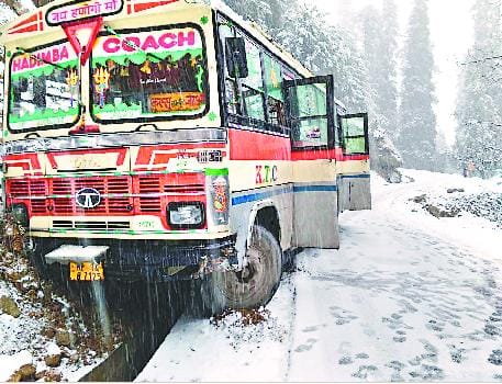 बर्फ में स्किड होकर पहाड़ी से टकराई बस, बचे यात्री