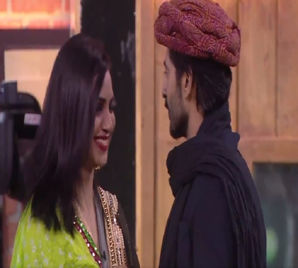 hiten speaks a film dialogue to arshi khan before padmvati in bigg boss