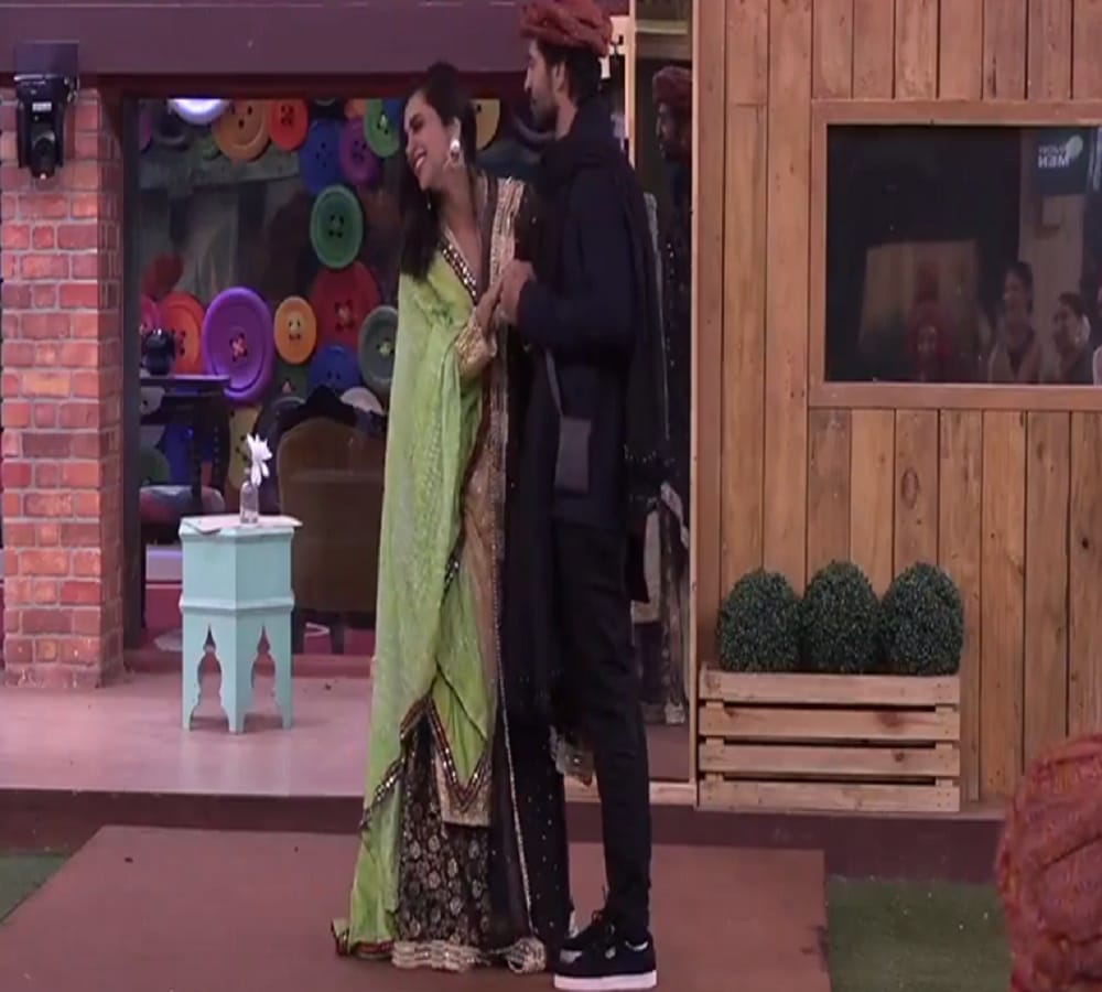 hiten speaks a film dialogue to arshi khan before padmvati in bigg boss
