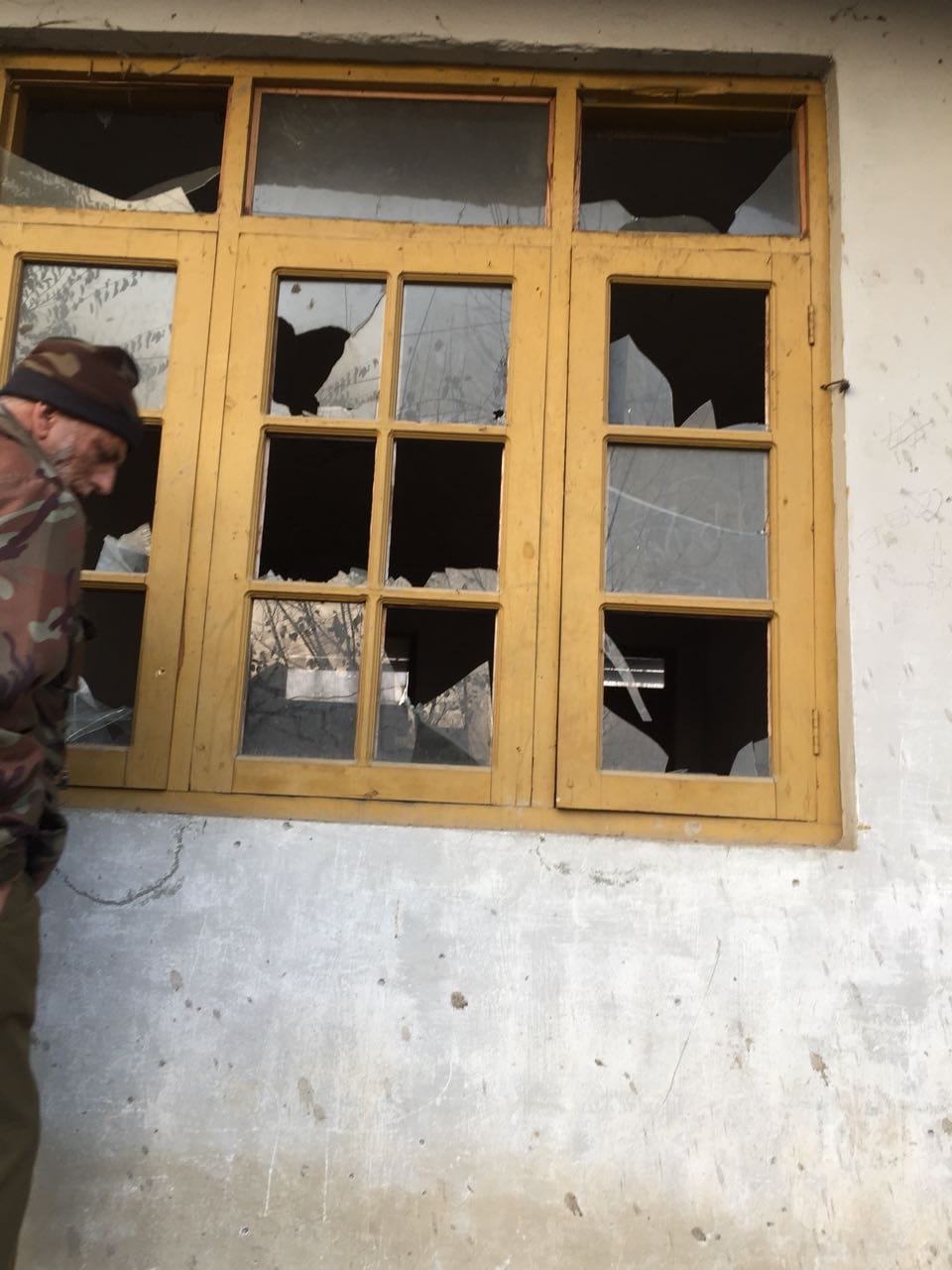 grenade lobbed on security forces in parimpora at srinagar