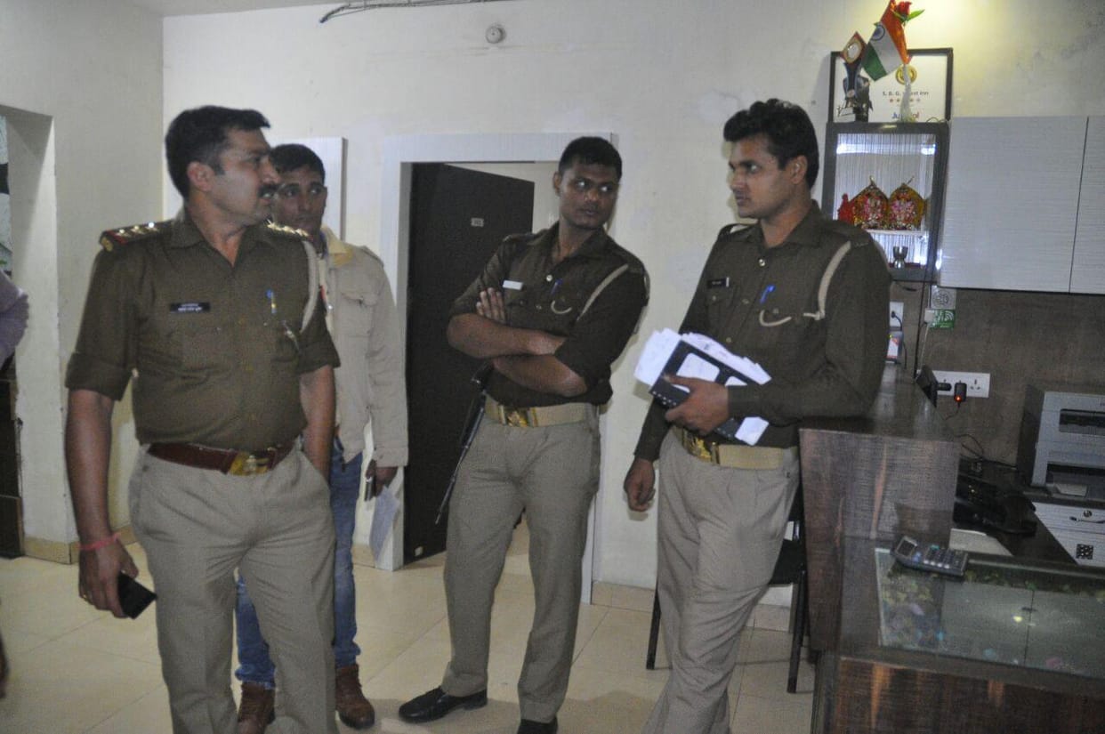 an employee of electricity department found dead in guest house's room.