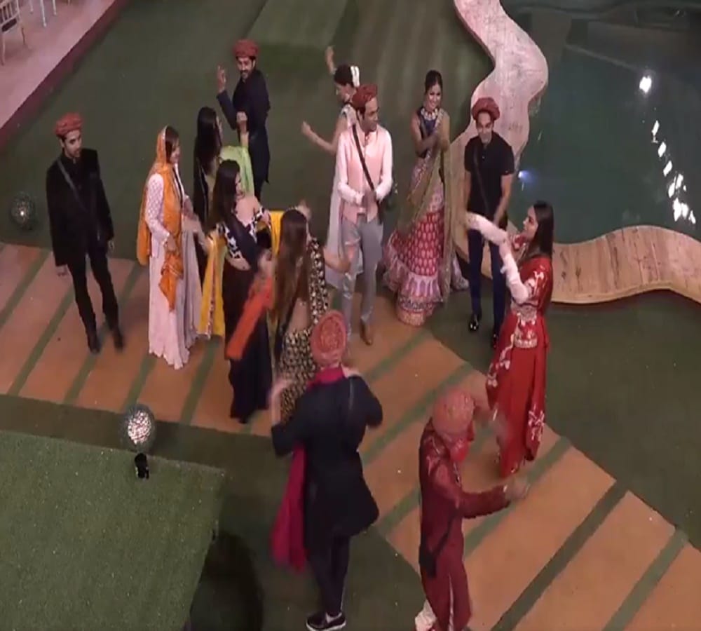 hiten speaks a film dialogue to arshi khan before padmvati in bigg boss