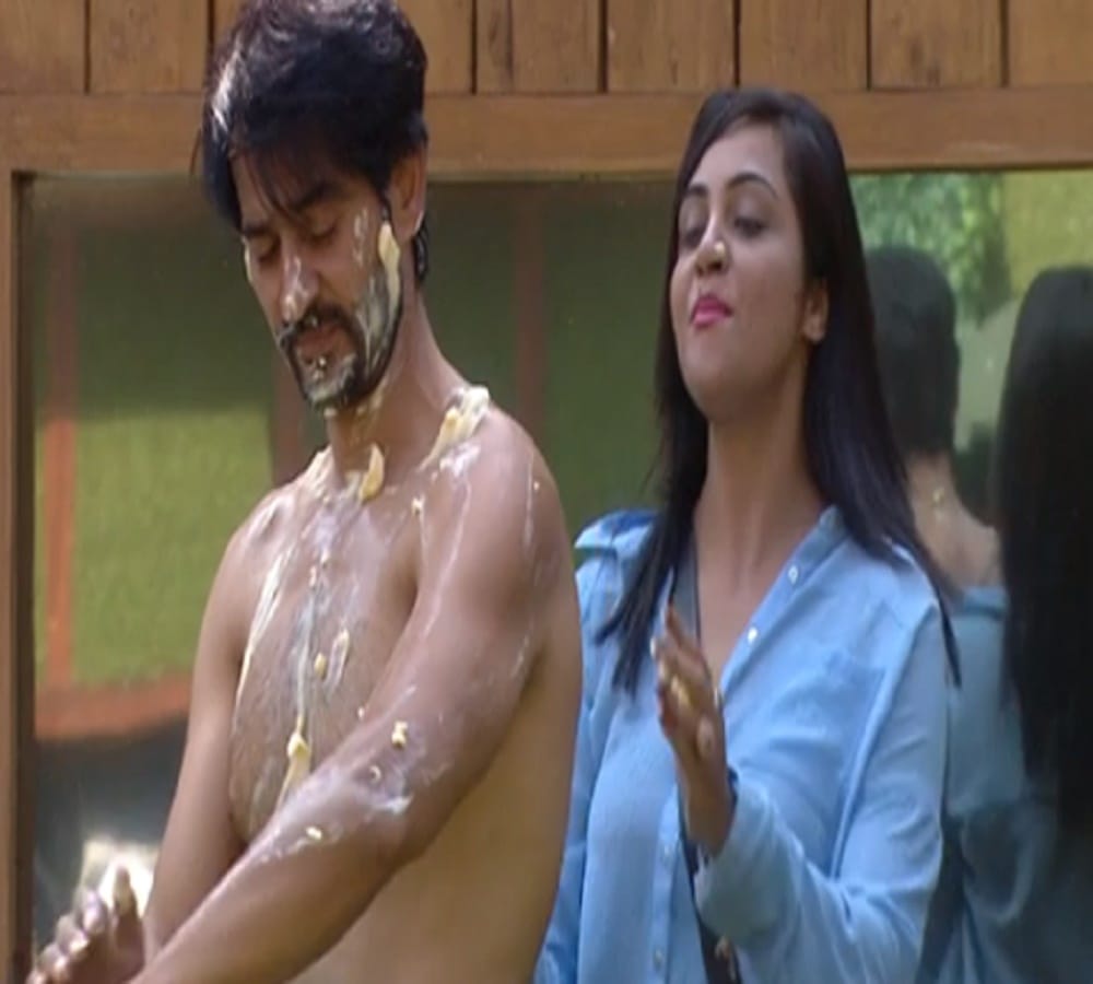 bigg boss 11 arshi khan becomes pregnant lady of hiten tejwani child