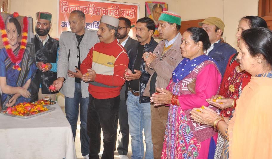रानी लक्ष्मीबाई और पूर्व प्रधानमंत्री इंदिरा गांधी को याद किया