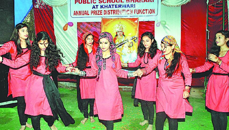 पारंपरिक वाद्य यंत्रों पर झूमे बच्चे 