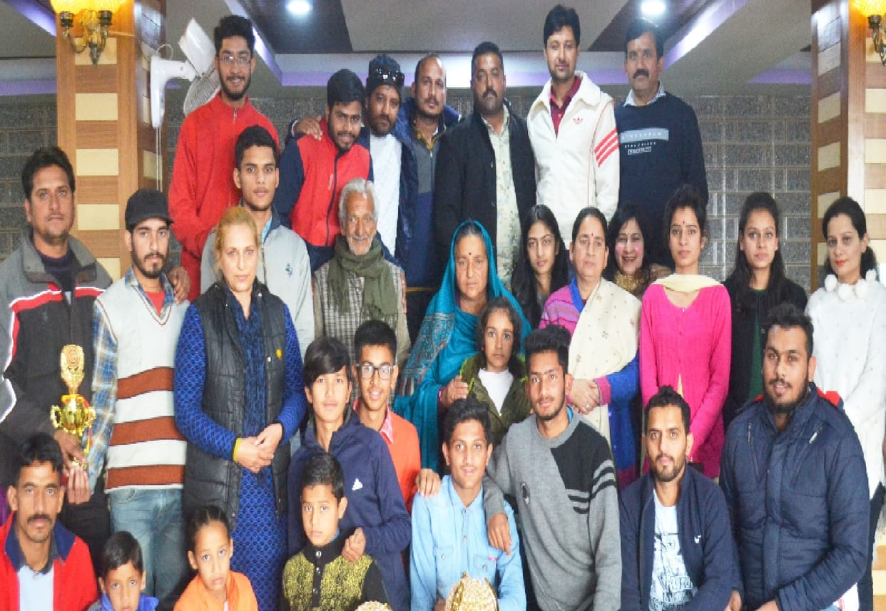 नीतू जग्गी इलेवन ने जीती क्रिकेट ट्रॉफी