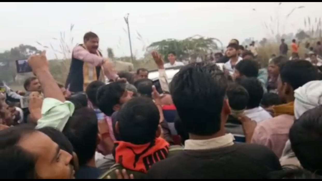 mob attack on bjp mla in mathura after death of mother and son