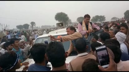 mob attack on bjp mla in mathura after death of mother and son