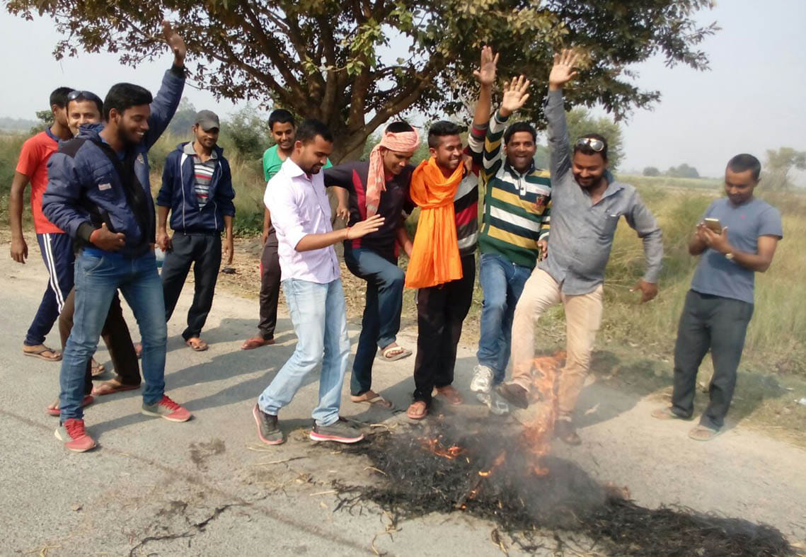  The people of Rajput fraternity lit the effigy of the filmmaker.