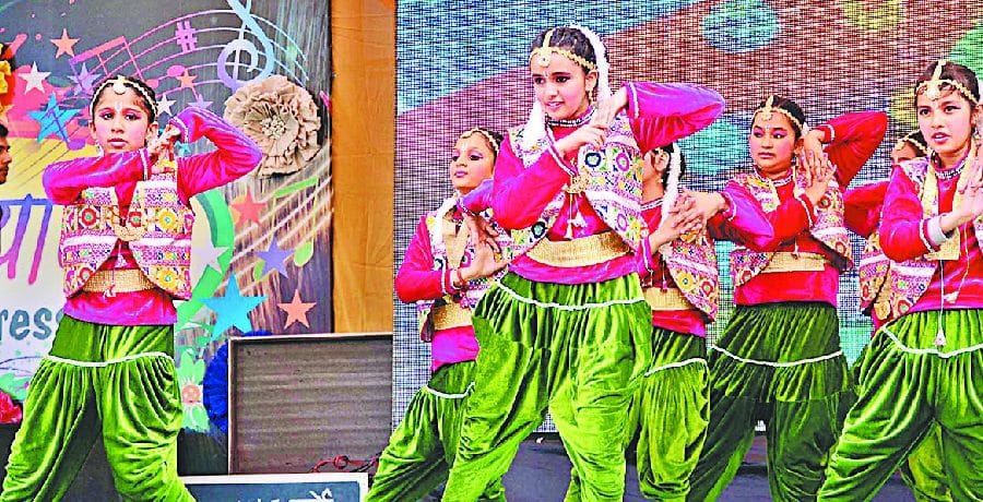 अभिभावकों का वाद्य यंत्रों की मधुर धुनों के साथ स्वागत