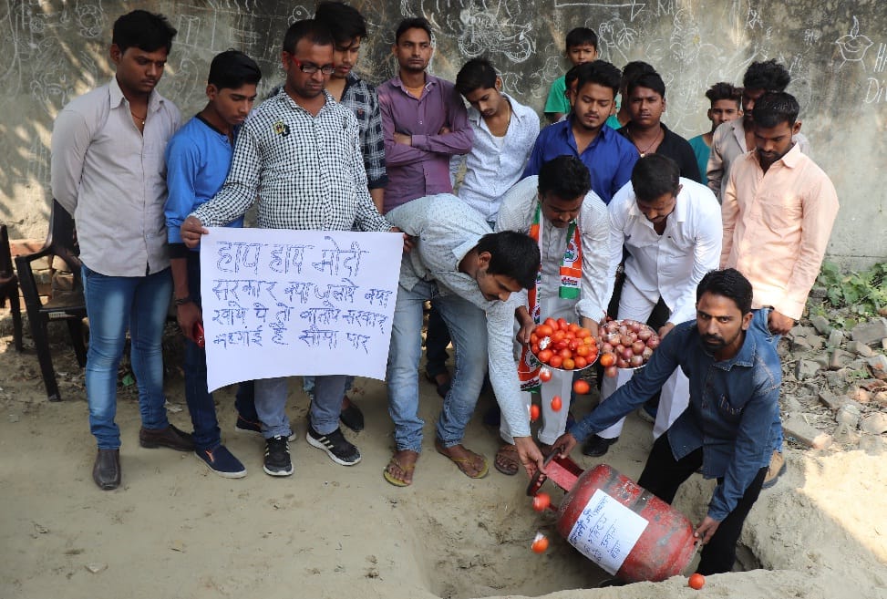महंगाई का अनोखे अंदाज में विरोध