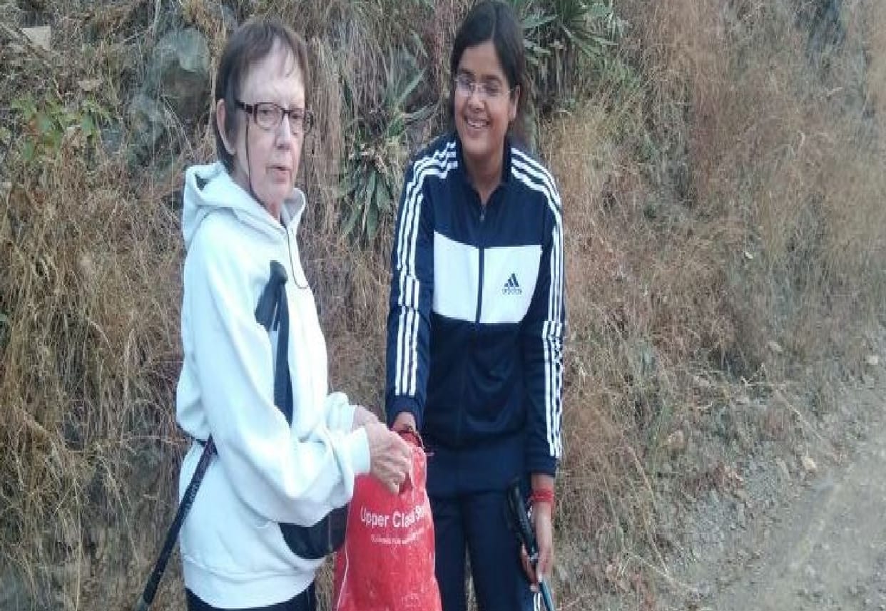 70 वर्षीय पर्वतारोही दे रही स्वच्छता का संदेश