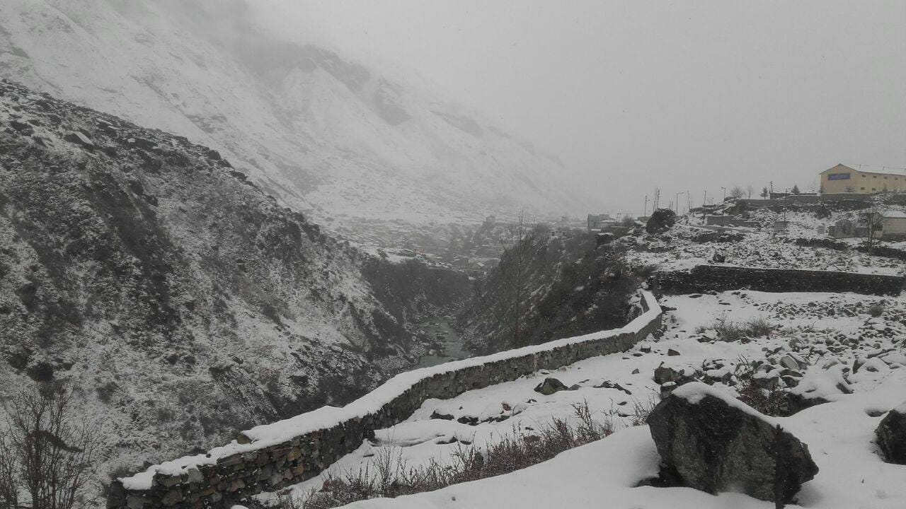 snowfall in badrinath and hemkund sahib photos