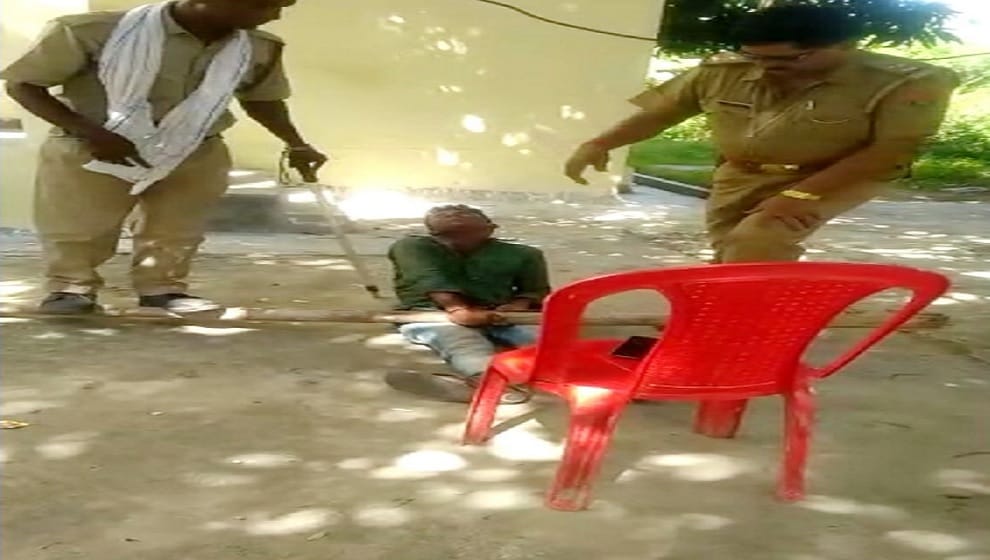 accused brutally beaten by sub inspector in maharajganj of uttar pradesh
