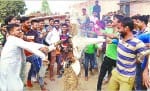 फिल्म पद्मावती के विरोध में पुतला फूंकते युवक।
