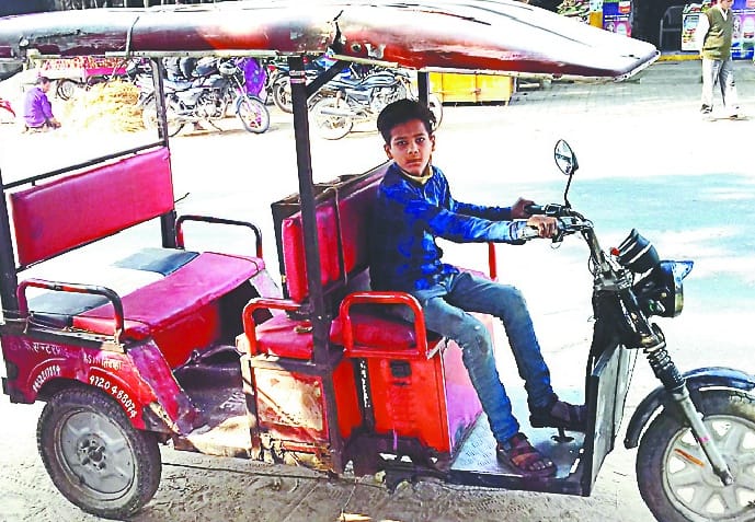 पहचान पत्र गले में डालकर चलाना होगा आटो और ई-रिक्शा