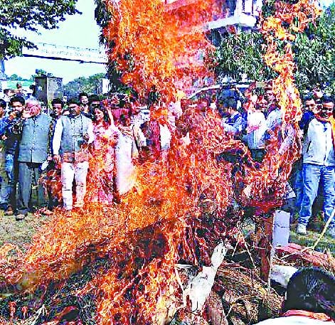 Declaration of 10 Crore reward for Deepika in a fire