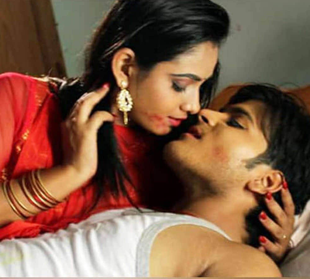 bhojpuri actor arvind akela gives 300 kiss in film rabba ishq na hove
