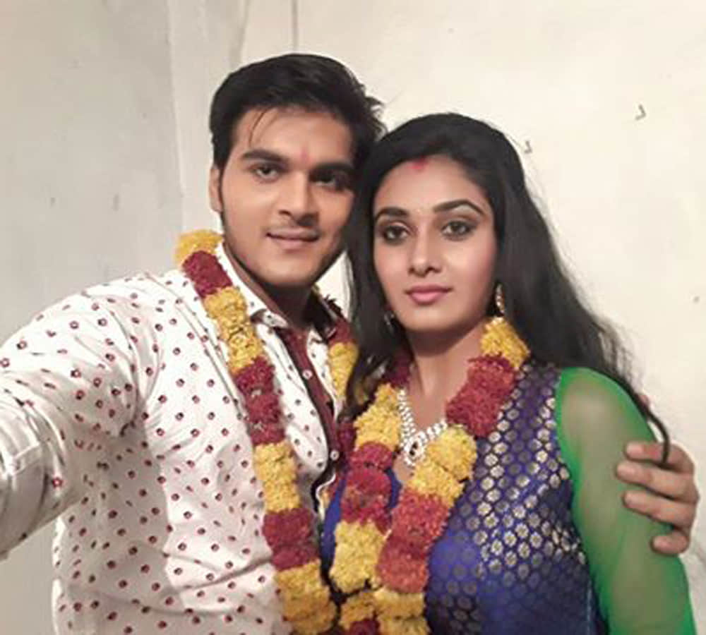 bhojpuri actor arvind akela gives 300 kiss in film rabba ishq na hove