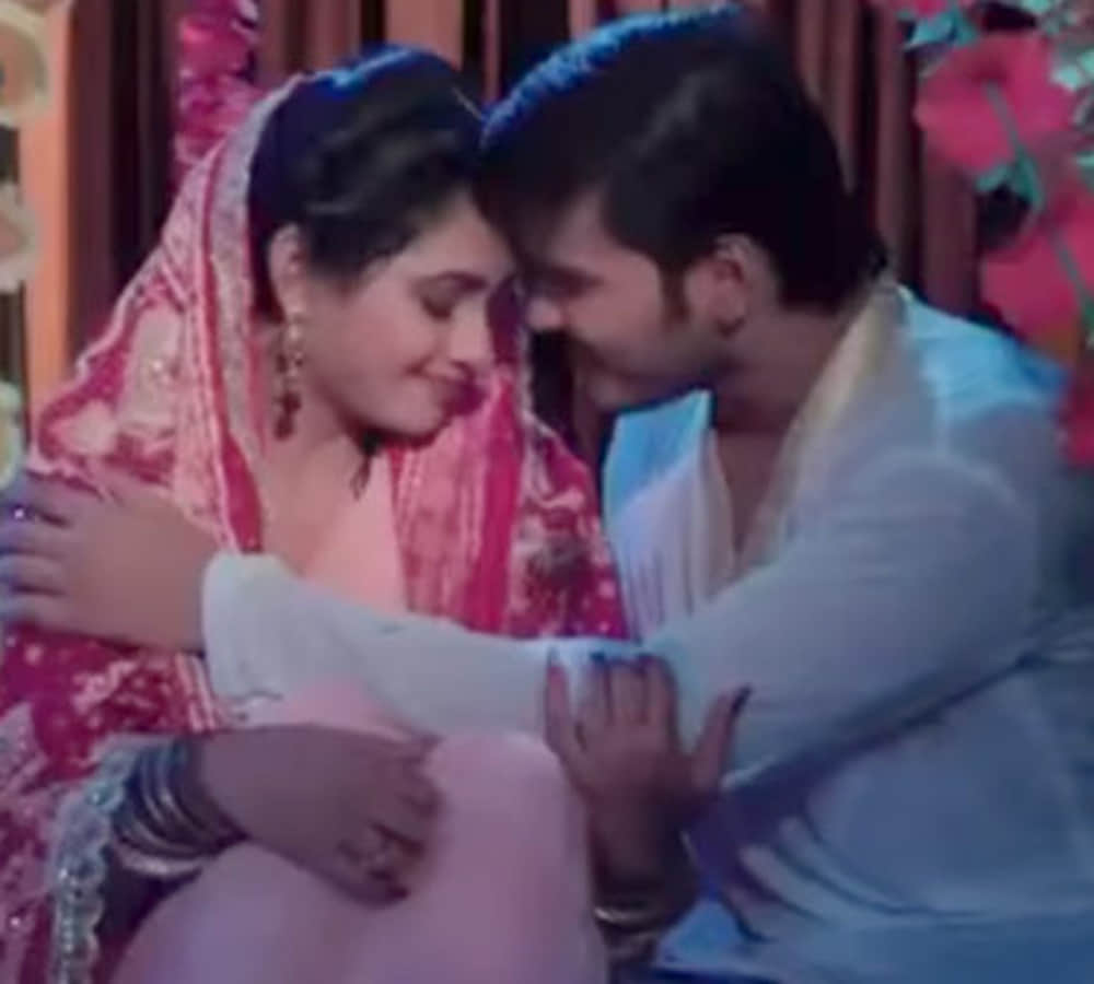 bhojpuri actor arvind akela gives 300 kiss in film rabba ishq na hove