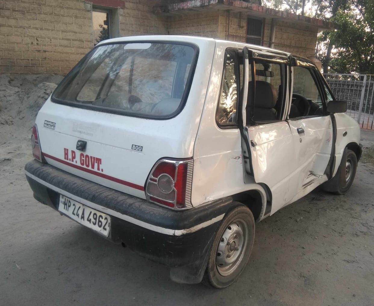 सड़क हादसे में बाल-बाल बचे लोनिवि के एसडीओ व कर्मी