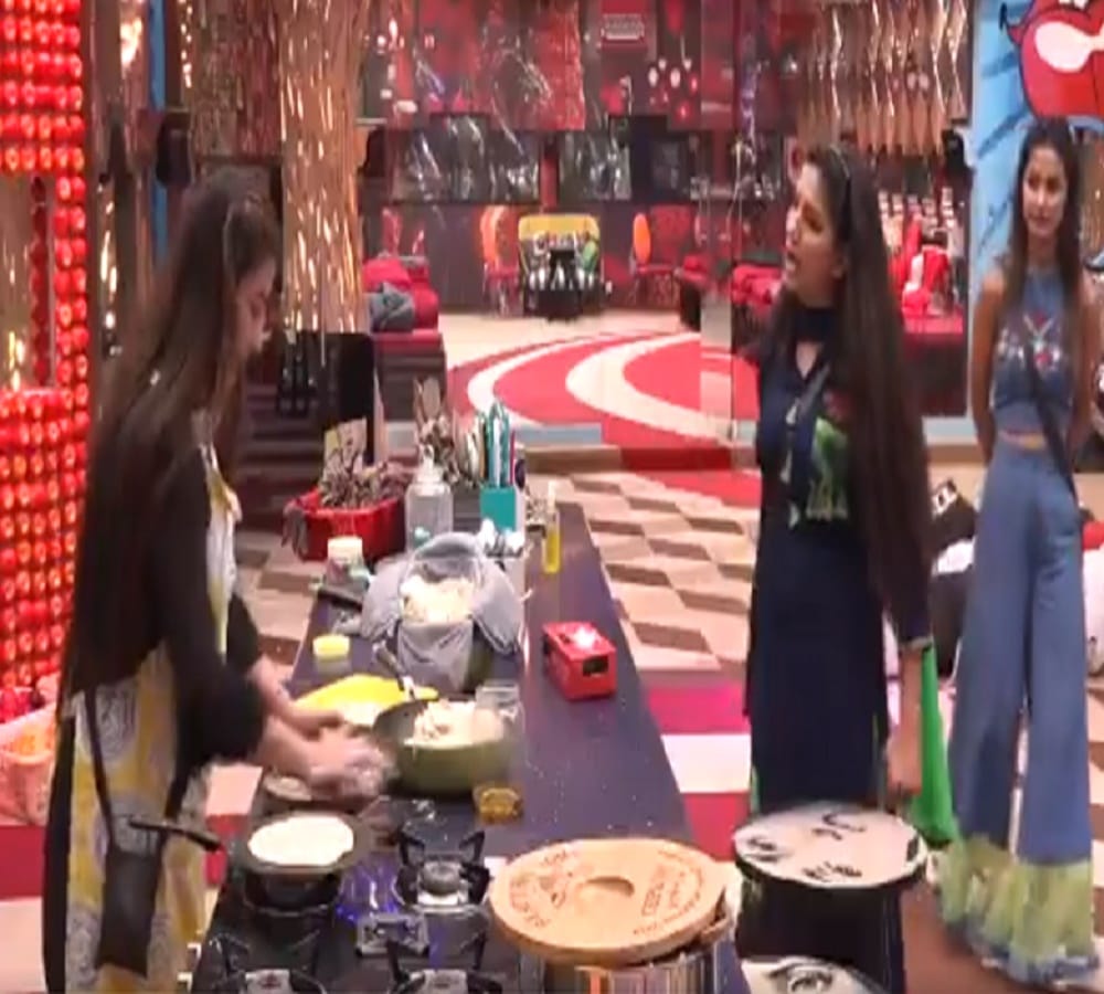 arshi will team up against hina in bigg boss 11 tonight preview show  