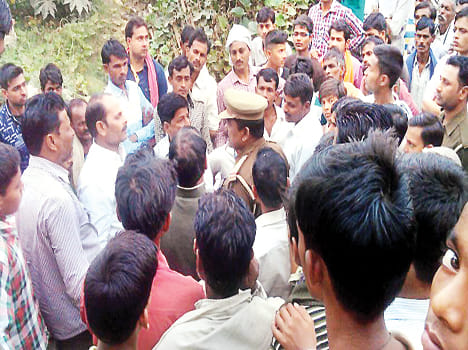  घटना की खबर पाकर रोड पर जमा ग्रामीण।
