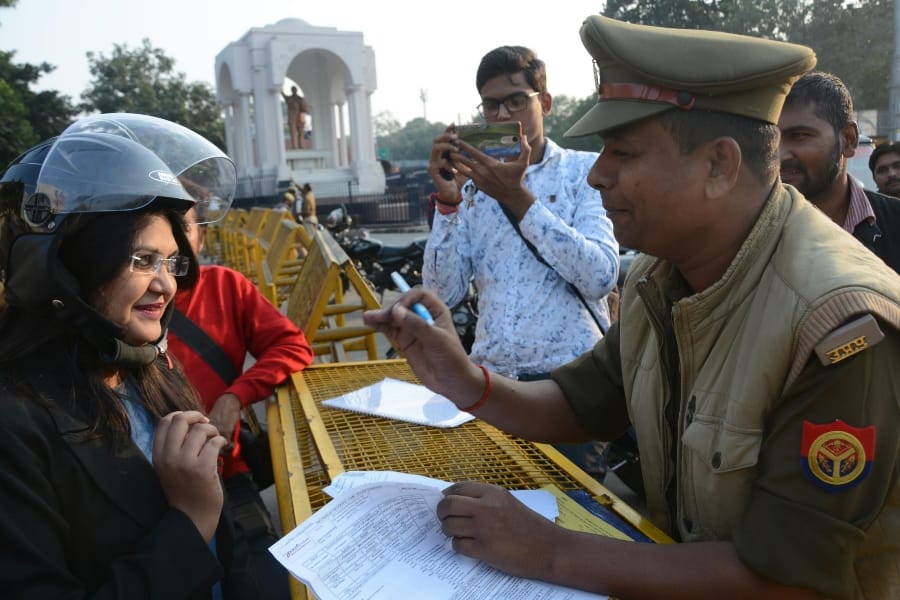 traffic police campaign for helmet in Lucknow.