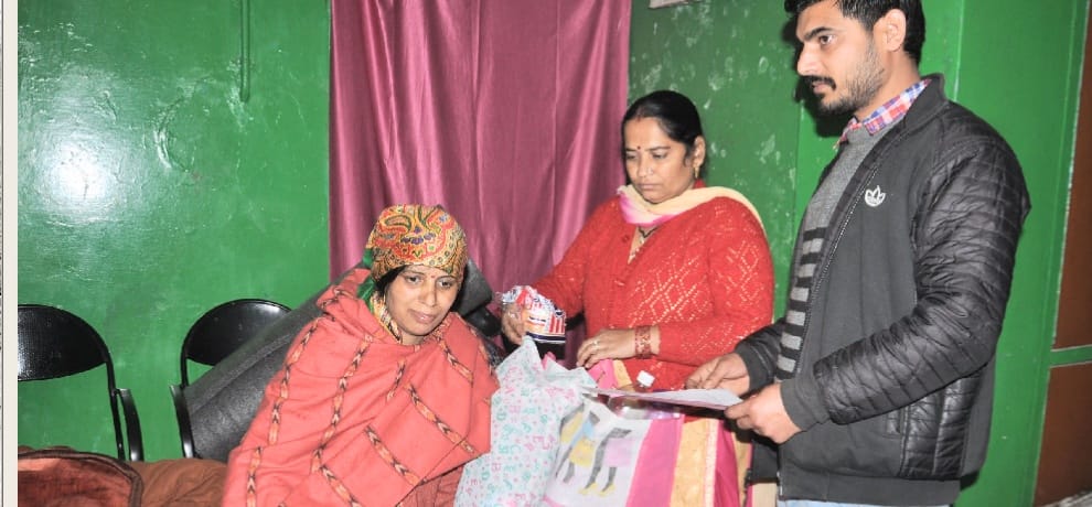 कड़ाके की ठंड में प्रसूता फर्श पर सोने को मजबूर