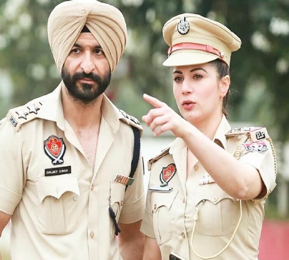 Bollywood Actress Kainaat Arora Reveals Secret Of Viral Photo Of Punjab SHO Harleen Mann