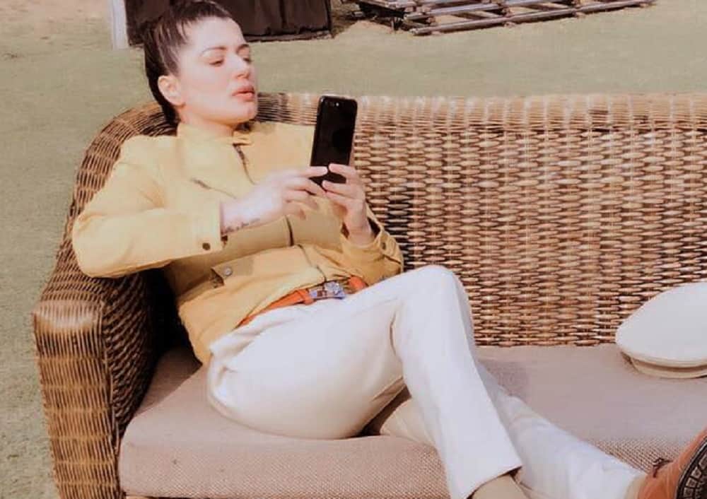 Bollywood Actress Kainaat Arora Reveals Secret Of Viral Photo Of Punjab SHO Harleen Mann