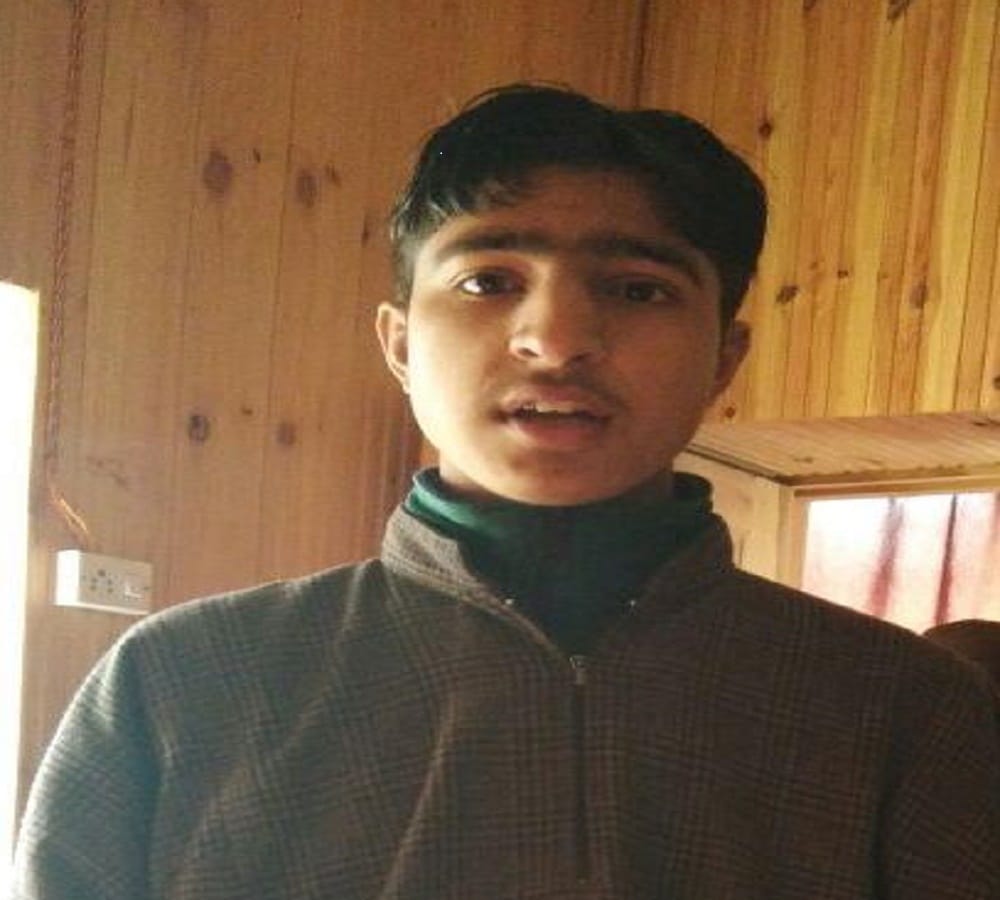 A 16 year old boy Naseer ahmed surreder to police in jammu kashmir
