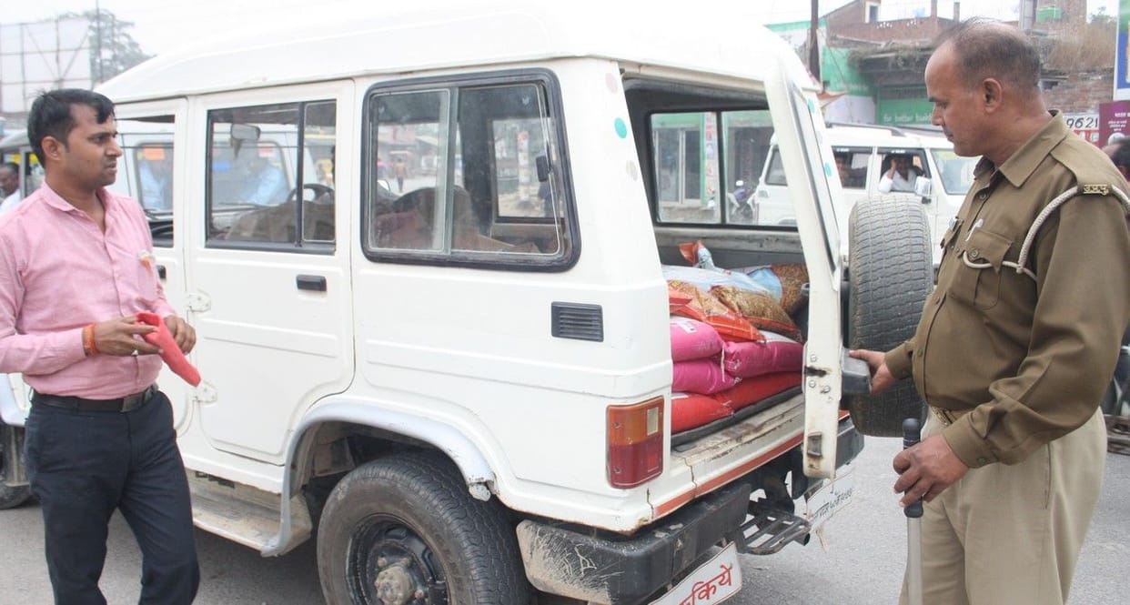 पुलिस ने की वाहनों की जांच