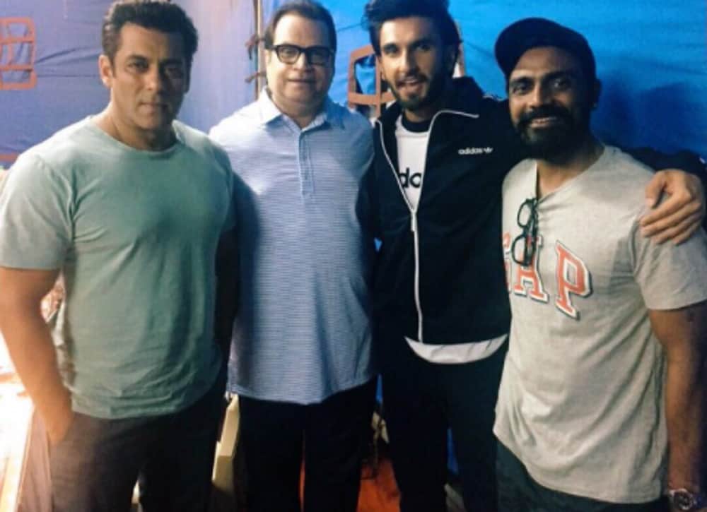  Ranveer Singh Gives Salman Khan Massage At Set Of Film Race 3