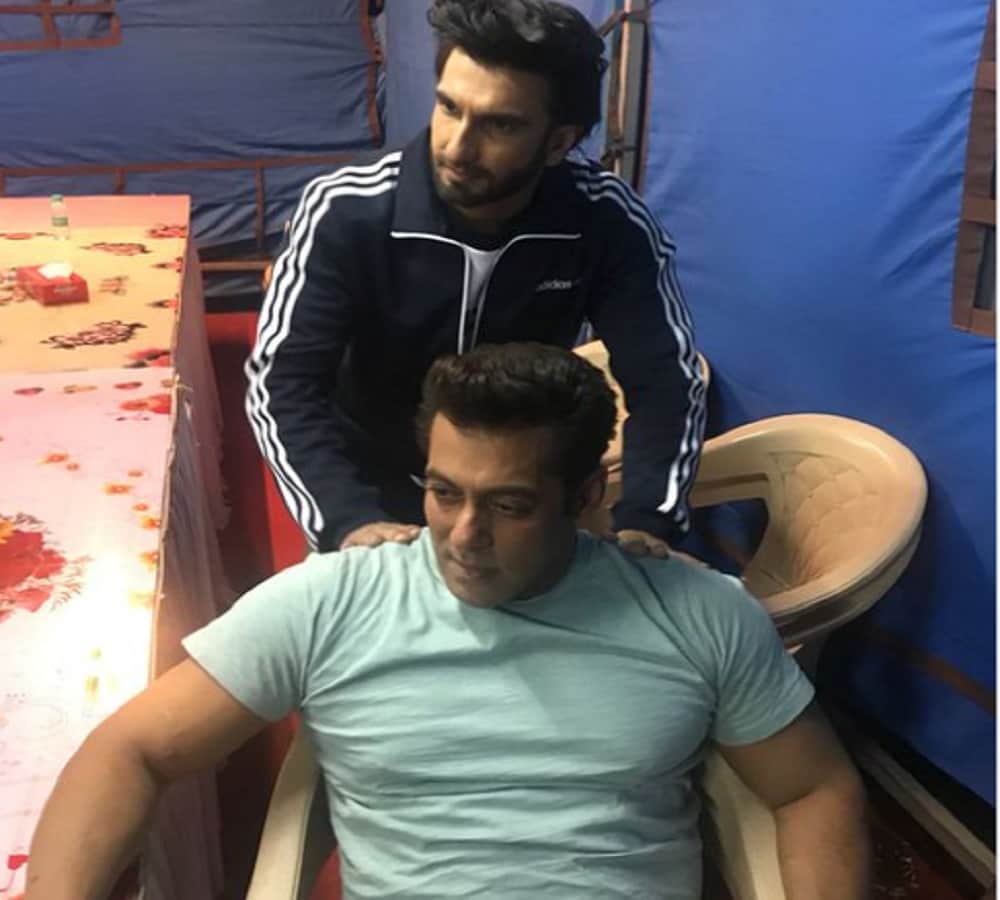  Ranveer Singh Gives Salman Khan Massage At Set Of Film Race 3