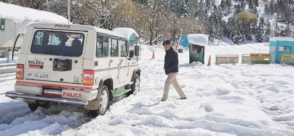 Himachal lahaul spiti keylong rohtang people trapped in snowfall