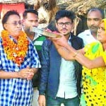 बीकापुर में पूर्वजों के गांव में पहुंचे रामकृष्ण का स्वागत करतीं महिला।