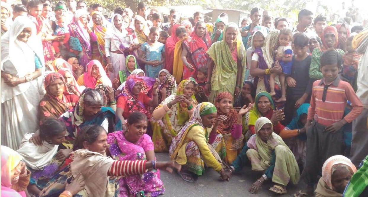 गायब सिर-हाथ बरामदगी की मांग, शव रखकर लगाया जाम