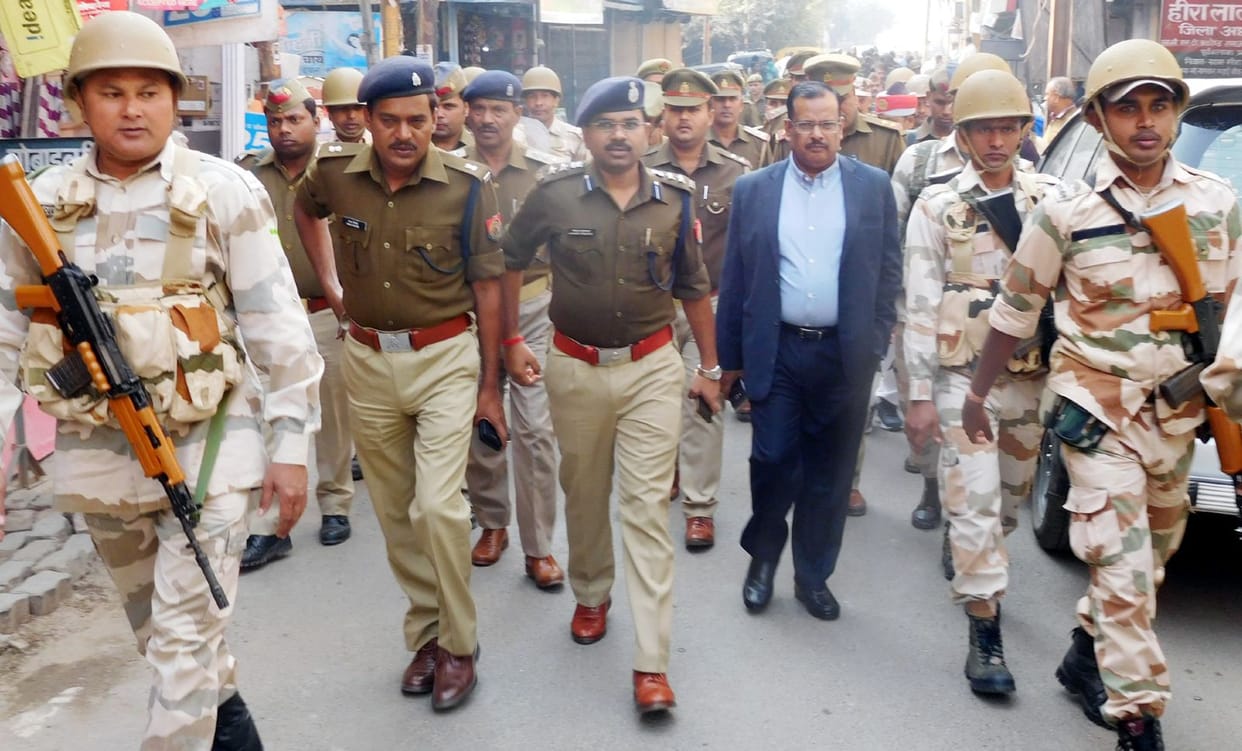रूट मार्च कर फोर्स ने दिखाया दम